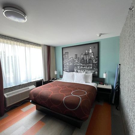Готель Super 8 By Wyndham Brooklyn Williamsburg Нью-Йорк Екстер'єр фото