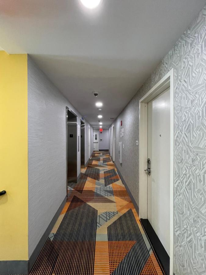 Готель Super 8 By Wyndham Brooklyn Williamsburg Нью-Йорк Екстер'єр фото