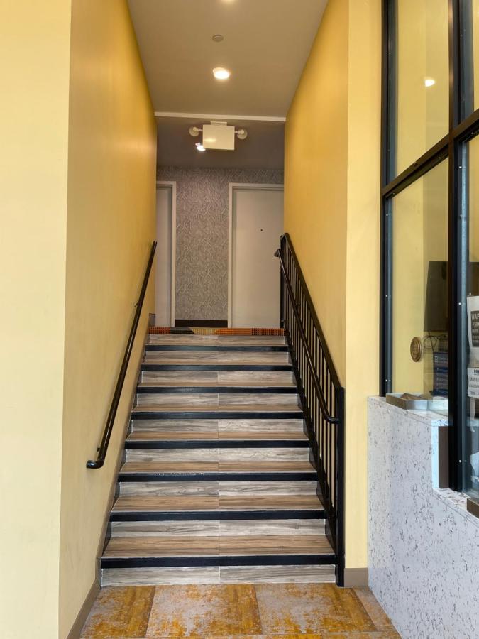 Готель Super 8 By Wyndham Brooklyn Williamsburg Нью-Йорк Екстер'єр фото